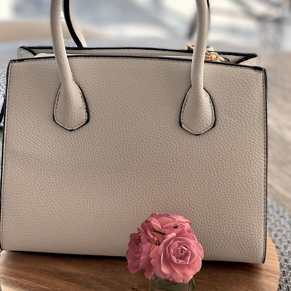 👜DIOPHY WHITE HANDBAG/PURSE w/white and pearl flower charm.  Adjustable strap. - Picture 3 of 11